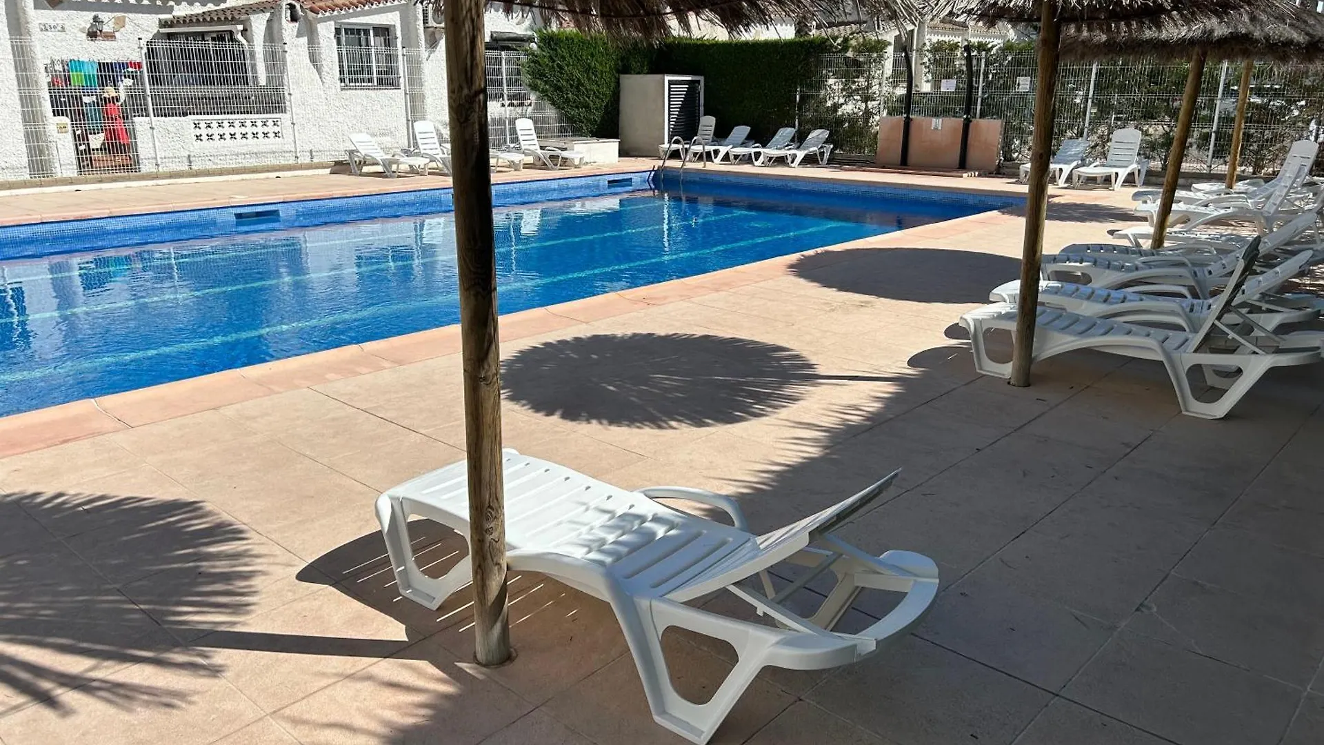 Maison Dans Charmante Residence Avec Grande Piscine Commune, Roses